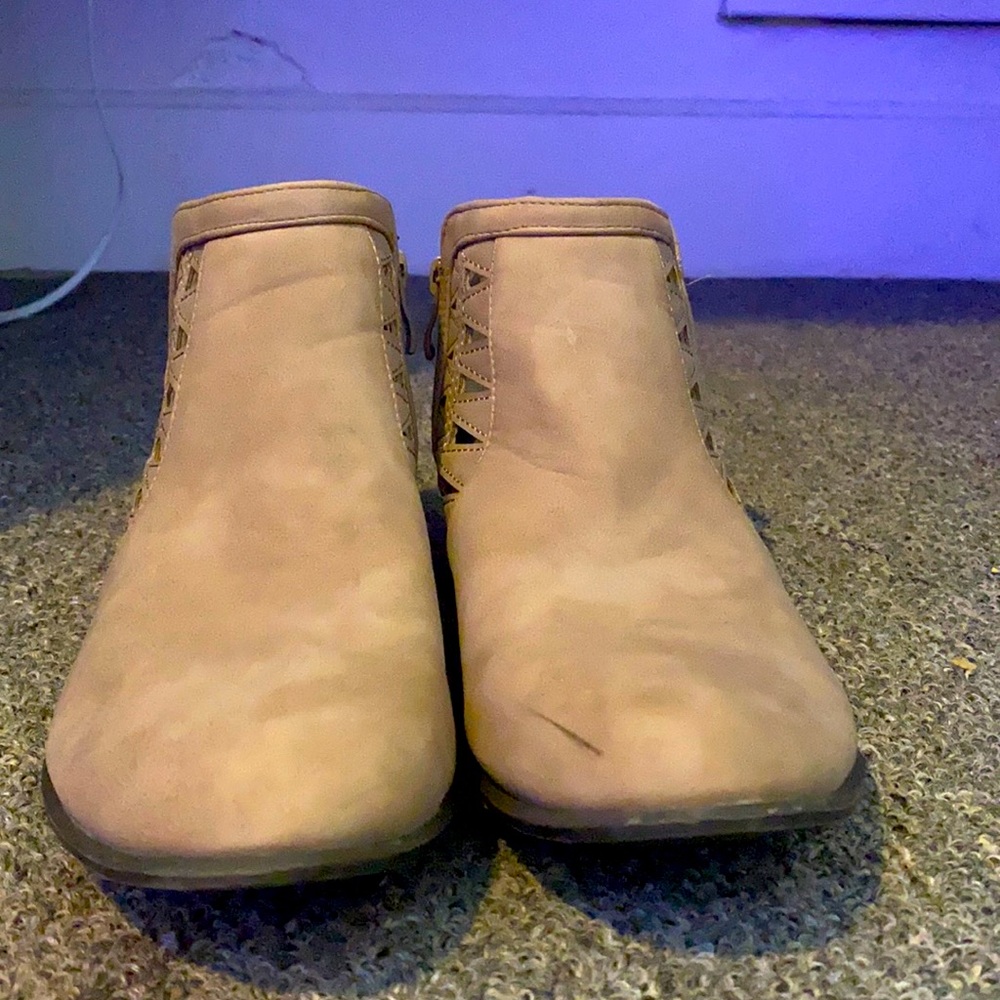 Really cute Nude wedges! Only worn once!
